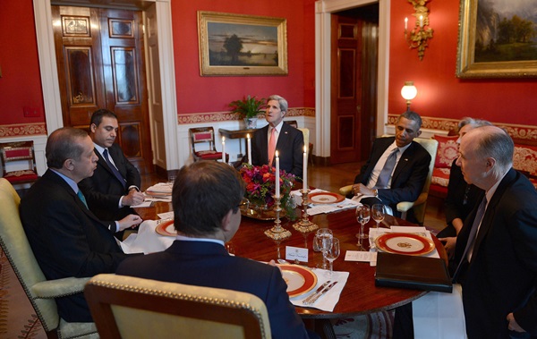 O que exatamente acontecia entre Obama e Erdoğan?  Foto tirada em meados de 5/2013. Da esquerda para a direita: Ahmet Davutoglu (de costas), Tayyip Erdoğan, Hakan Fidan, John Kerry, Barack Obama, (provavelmente Hilary Clinton) e Tom Donilon.