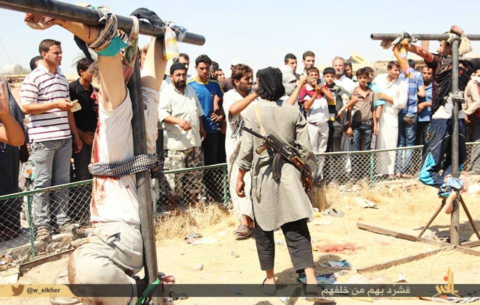 Extremistas do EI (Estado Islâmico, antigo ISIS) crucificam cristãos no Iraque.