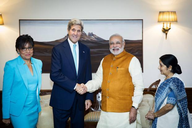 O secretário de Estado americano, John Kerry (esq.) e Narendra Modi, ministro das Relações Exteriores indiano (dir.) Foto: AP