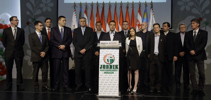 Presidente do partido de extrema direita JOBBIK [melhor] Gabor Vona (C) reage ao resultado da eleição parlamentar com membros do seu partido  em Budapeste , em 6 de abril de 2014. (AFP / Peter Kohalmi) 