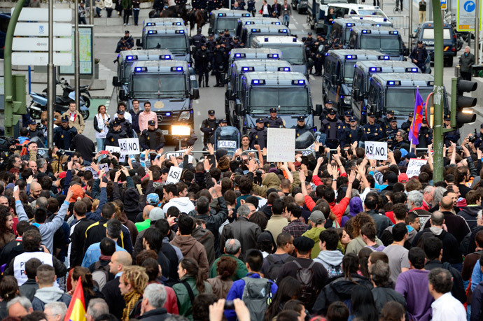 Mil pessoas se reúnem em frente a bloqueio na rua que leva ao parlamento da Espanha (Las Cortes) durante uma manifestação antigovernamental em Madrid (AFP / Javier Soriano)