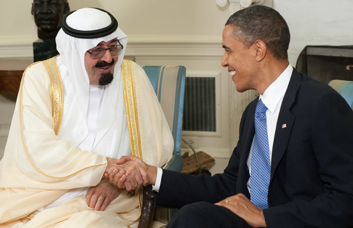 Presidente dos EUA, Barack Obama aperta a mão do rei Abdullah bin Abdulaziz Al Saud, da Arábia Saudita (AFP / Saul Loeb)