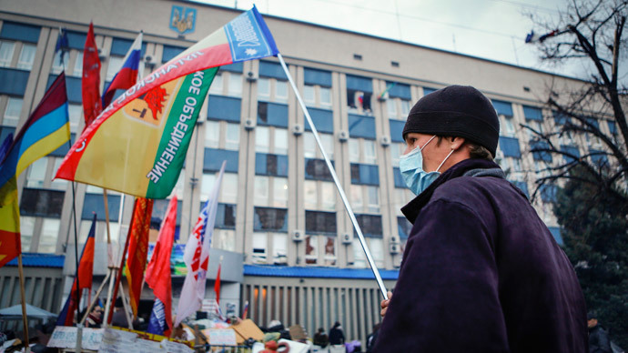 Manifestante antigoverno agita bandeira em frente ao escritório ocupado do serviço de segurança do Estado SBU em Luhansk, leste a Ucrânia 14 abril de 2014. (Reuters / Shamil Zhumatov)