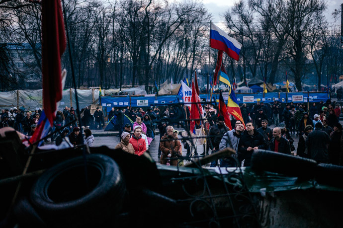 Ativistas pró-Rússia se reúnem em frente ao prédio do serviço secreto na cidade ucraniana oriental de Lugansk em 14 de abril de 2014. (AFP / Dimitar Dilkoff)